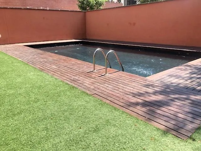 Quiet Modern 2 Bed Apartment With Balcony, Pool And Free Parking Barcelona