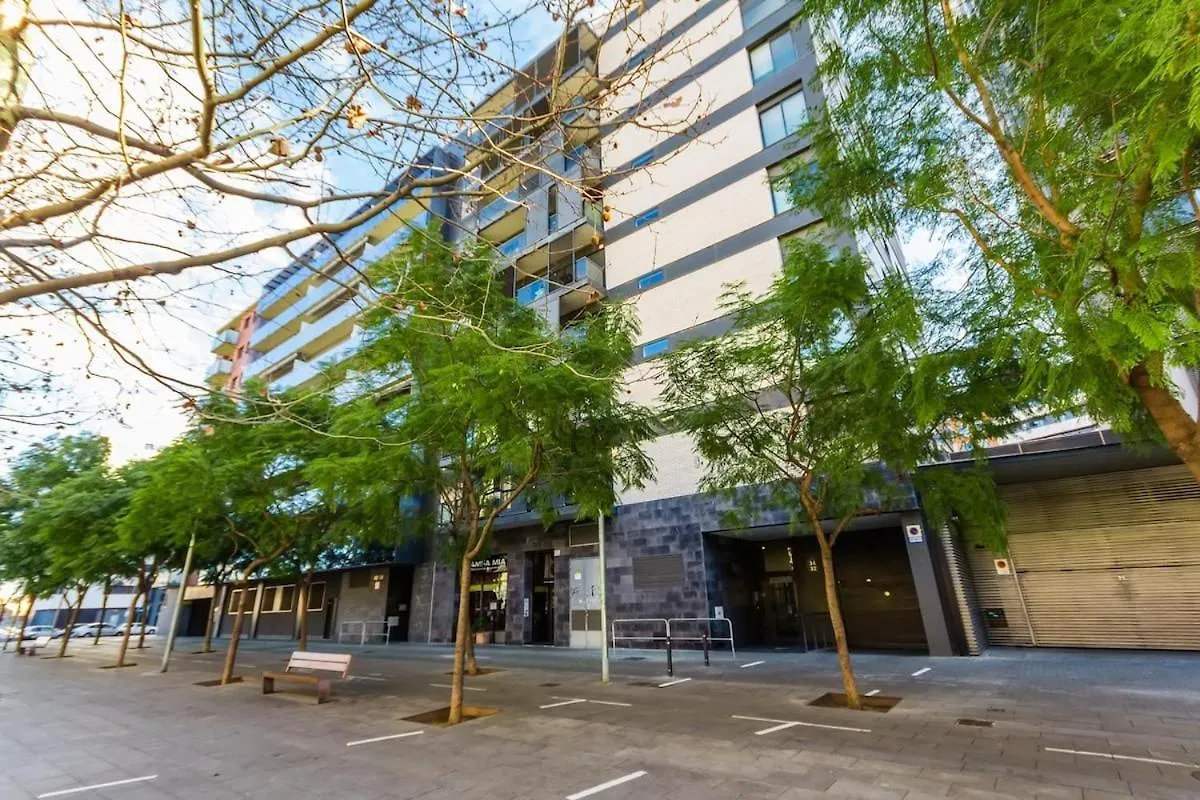 Quiet Modern 2 Bed Apartment With Balcony, Pool And Free Parking Barcelona