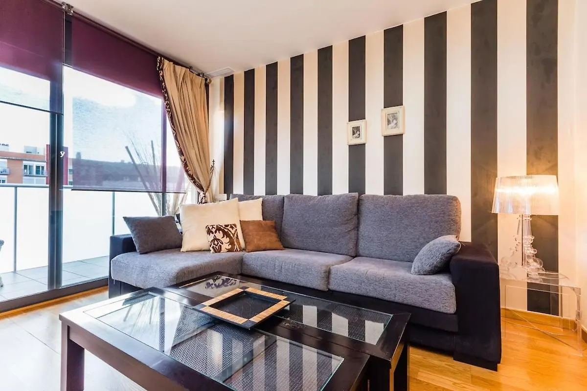 Quiet Modern 2 Bed Apartment With Balcony, Pool And Free Parking Barcelona