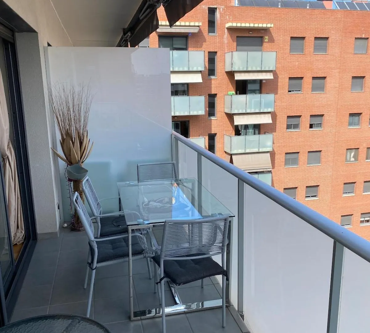 Quiet Modern 2 Bed Apartment With Balcony, Pool And Free Parking Barcelona