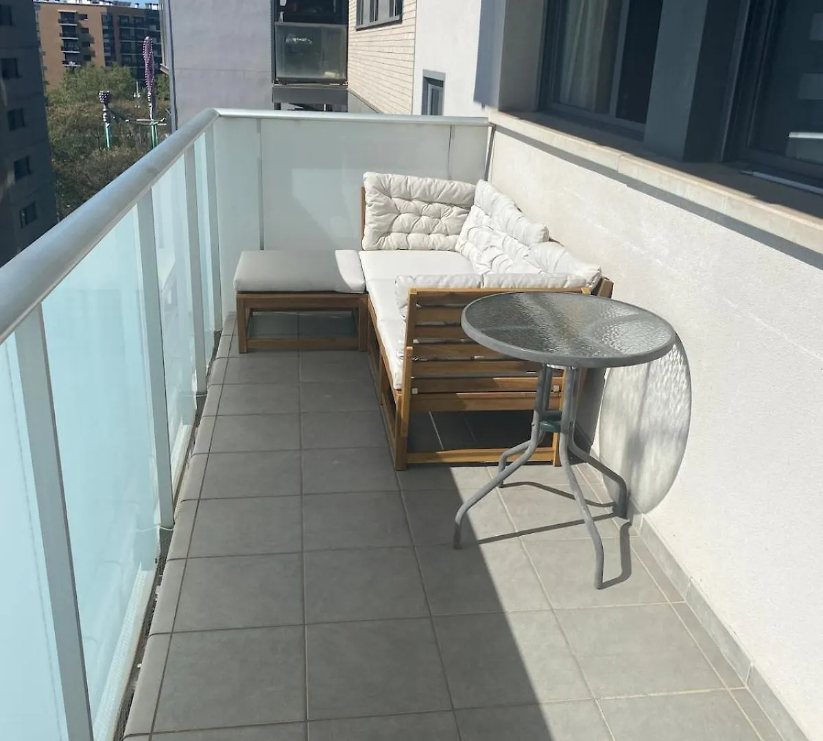 Quiet Modern 2 Bed Apartment With Balcony, Pool And Free Parking Barcelona
