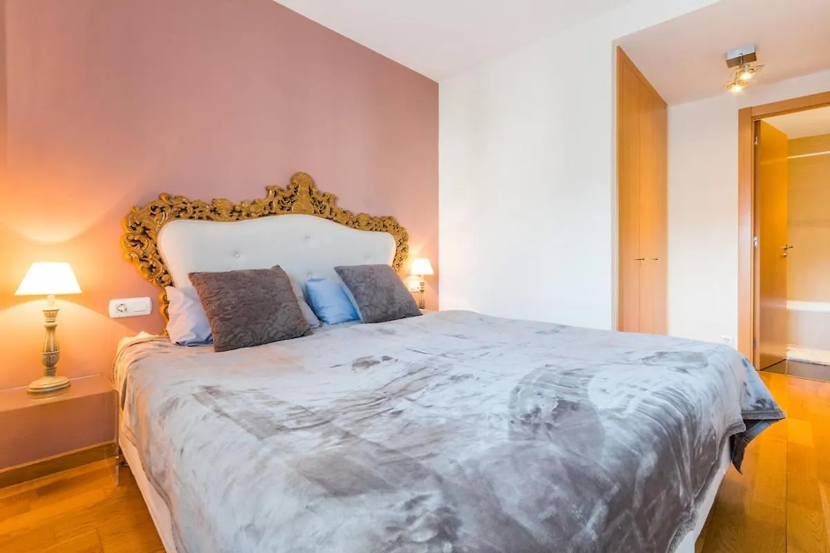 Quiet Modern 2 Bed Apartment With Balcony, Pool And Free Parking Barcelona