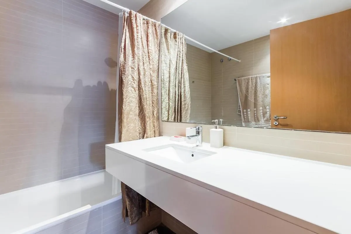 Quiet Modern 2 Bed Apartment With Balcony, Pool And Free Parking Barcelona Spanien