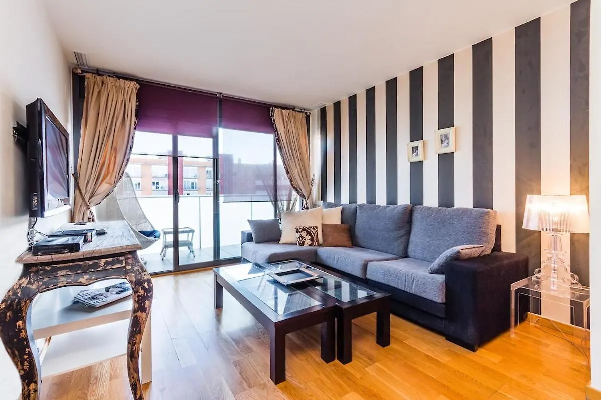 Quiet Modern 2 Bed Apartment With Balcony, Pool And Free Parking location